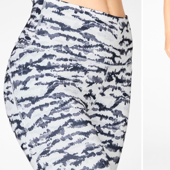 Fabletics High-Waisted 7/8 Legging! - Picture 3 of 4